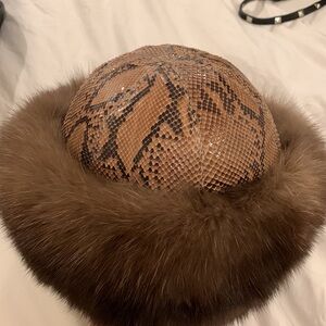 LENORE MARSHALL NEW YORK. VINTAGE BROWN FOX FUR AND SNAKE HAT. ONE SIZE.